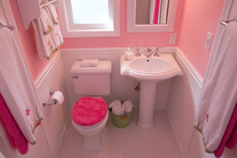 eclectic-pink-bathroom-pedestal-sink
